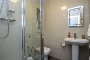 Bathtub, hair dryer, towels - Luxury Serviced Apartment, Staffed Reception, Two Bathrooms, Large Living Room a (London)