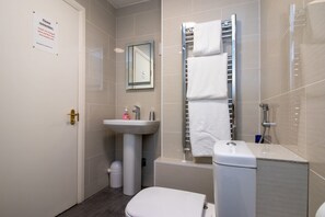 Badewanne, Haartrockner, Handtücher