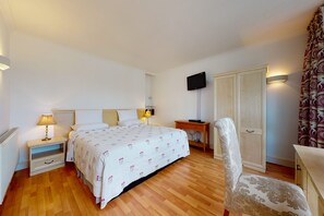 3 chambres, fer et planche à repasser, Wi-Fi, draps fournis