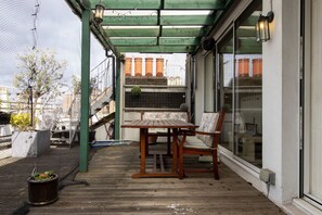Outdoor dining - Stunning Serviced Penthouse, Spacious Living Room and Huge Roof Terrace in the c (London)