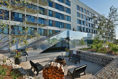 Stylish 1BR Suite with Gym, Near Outlet Collection