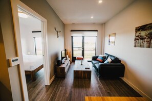 1 habitación, escritorio, tabla de planchar con plancha y cuna de viaje 