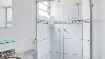 Quarto duplo | Banheiro | Chuveiro, produtos de toalete grátis, bidê, toalhas de banho
