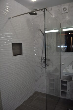 Een douche, een haardroger, handdoeken, zeep