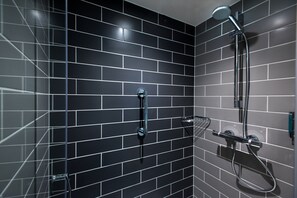 Shower, eco-friendly toiletries, hair dryer, towels - Holiday Inn Express Bicester by IHG (Bicester)