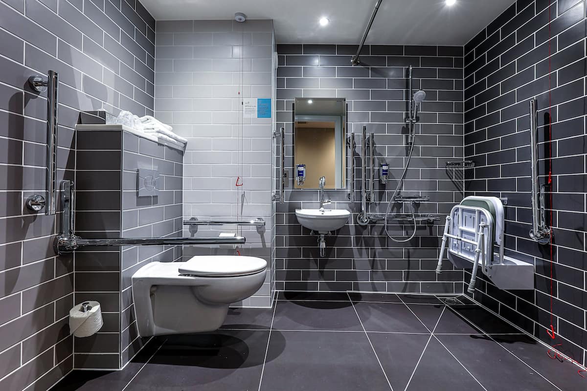 standard room, 1 double bed, accessible (with free hot breakfast) | bathroom | shower, hair dryer, towels, soap