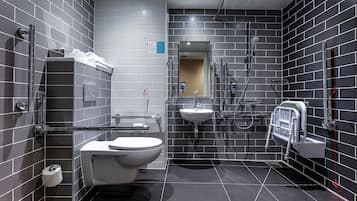 Rom – standard, 1 dobbeltseng, tilgjengelighetstilpasset (with Free Hot Breakfast) | Bad | Dusj, miljøvennlige toalettsaker, hårføner og håndklær
