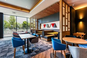 Lunch and dinner served - Holiday Inn Express Bicester by IHG (Bicester)