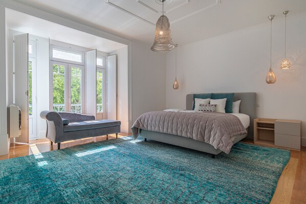 4 bedrooms, iron/ironing board, Internet