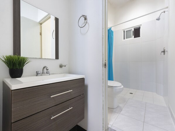 Shower, free toiletries, towels, soap - ADHOC SF (Monterrey)