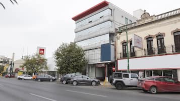 Vista frontal de la propiedad