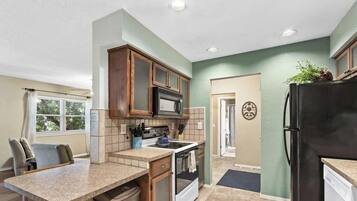 Frigorífic, microones, forn i placa de cuina