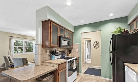 Fridge, microwave, oven, stovetop. The Bird Nest Quiet, neighborhood. Dog friendly