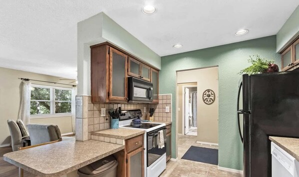 Kjøleskap, mikrobølgeovn, ovn og kokeplater