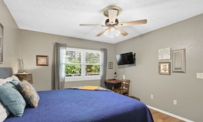 2 bedrooms, iron/ironing board, WiFi, bed sheets - The Bird Nest Quiet, neighborhood. Dog friendly (Bella Vista)