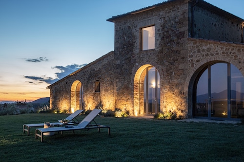 Authentic Tuscan Villa with infinity pool & stunning views of Val d'Orcia