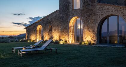 Authentic Tuscan Villa with infinity pool & stunning views of Val d'Orcia