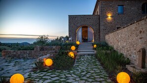 Un edificio in pietra con un vialetto in pietra che conduce all'ingresso.