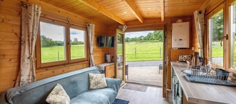 New Cosy Lodge - Self Contained In Rural Location