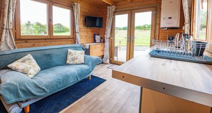 New Cosy Lodge - Self Contained In Rural Location
