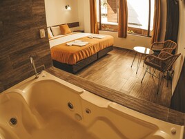 Ropa de cama de alta calidad y caja de seguridad en la habitación 