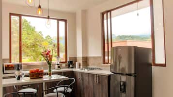 Suite Deluxe, 1 trÚs grand lit et 1 canapé-lit, balcon | Cuisine privée