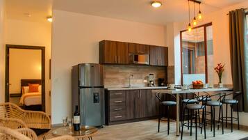 Suite familiar, balcón | Comedor