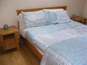 3 slaapkamers, een strijkplank/strijkijzer, wifi, beddengoed