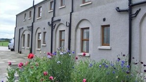 Un bâtiment doté de nombreuses fenêtres et d’une cheminée.