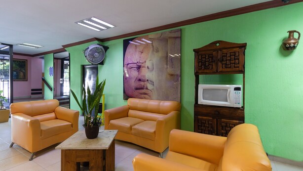 Standard Room (Three beds) | Living room | 21-inch TV with cable channels - OYO Hotel Merida (Veracruz)