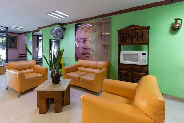 Kamar Standar (Three beds) | Ruang keluarga | Televisi 21-inci dengan saluran TV kabel