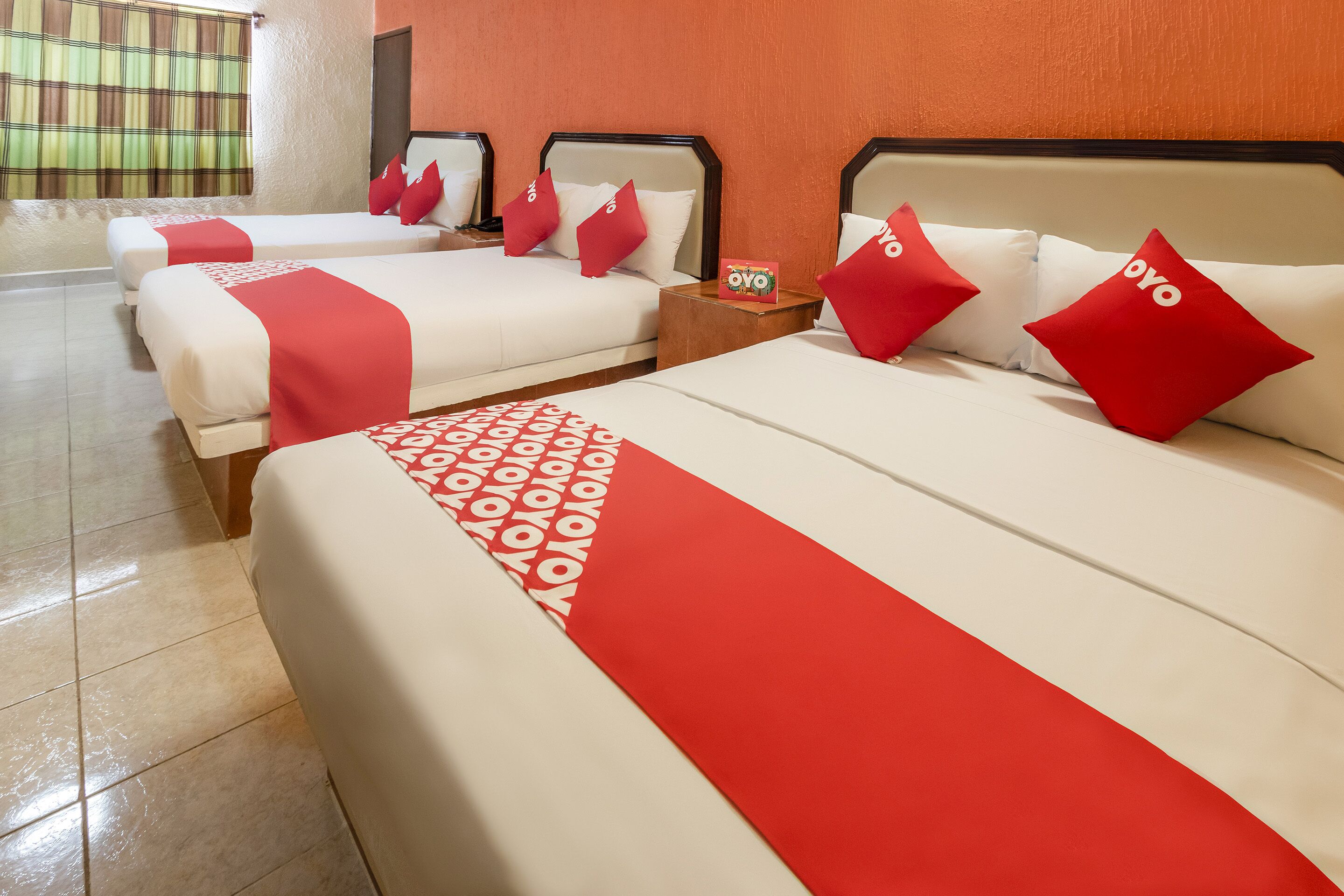 Escritorio, wifi gratis y ropa de cama 