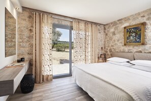 3 bedrooms, in-room safe, iron/ironing board, WiFi