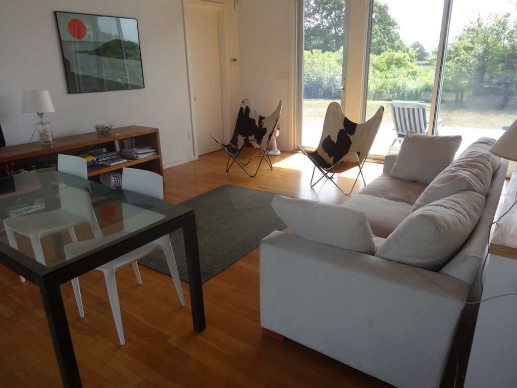 Light and airy modern holiday cottage with access to private beach