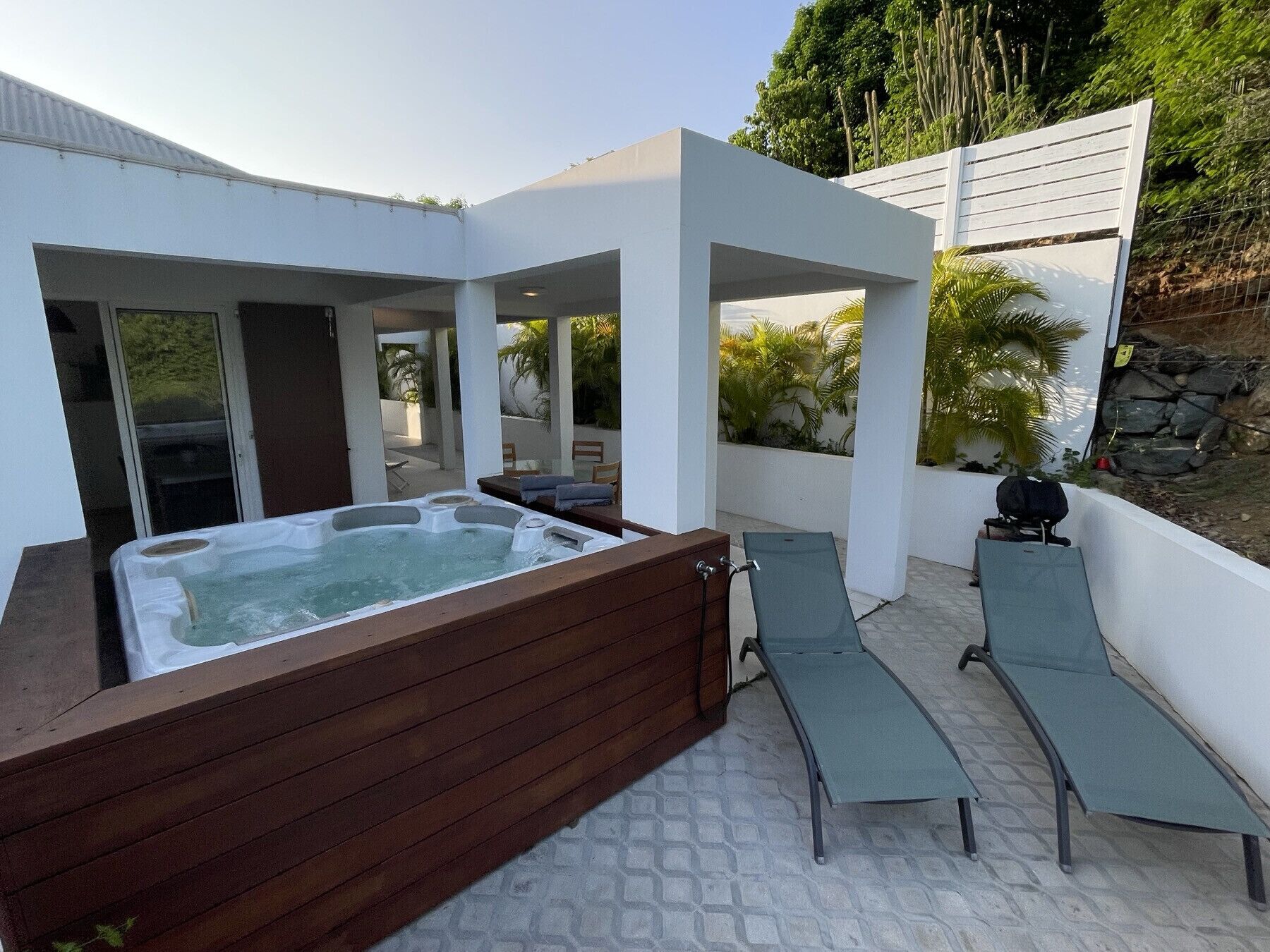 The jacuzzi and deckchair area for a dream vacation at the Acropolis villa in St. Barthélemy.
