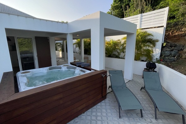 The jacuzzi and deckchair area for a dream vacation at the Acropolis villa in St. Barthélemy.