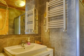 Familienzimmer | Badezimmer | Badewanne und Dusche (separat), Whirlpool, Haartrockner, Bademäntel