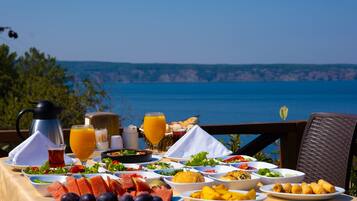 Free continental breakfast on weekends