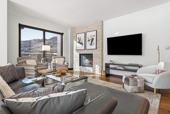 TV, fireplace - The Lion W602, 3 Bedroom Premier (Vail)
