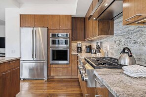 Refrigerador, microondas, horno, placa de cocina