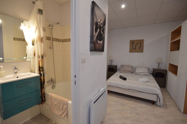 1 habitación, tabla de planchar con plancha, wifi y ropa de cama