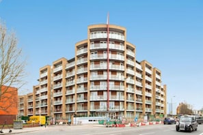 Deluxe Apartment, Accessible, Private Bathroom | Garden - Nest Easy - Nine Elms (London)