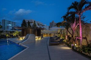 Piscine extérieure, accès possible de 9� h à 20 h, chaises longues