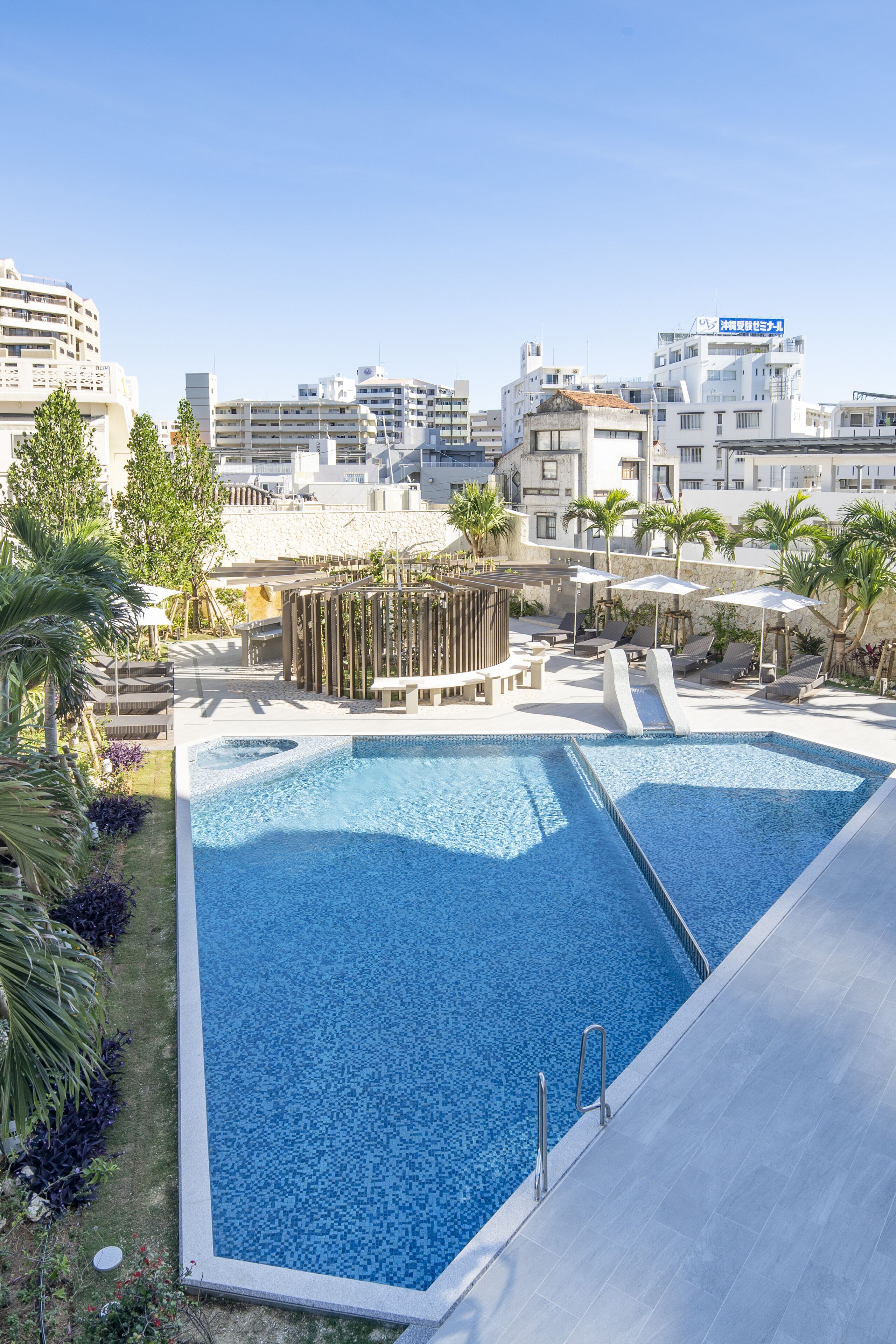 outdoor pool, open 9:00 am to 8:00 pm, pool loungers