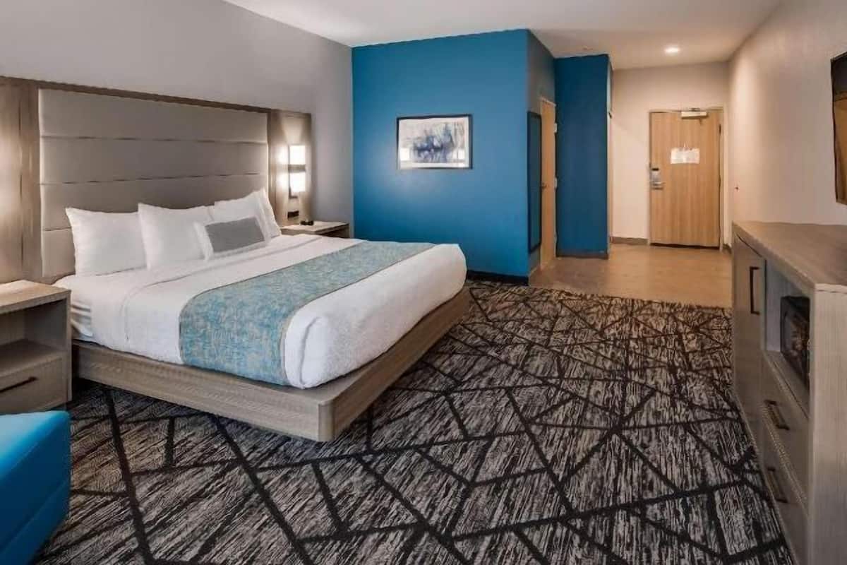 Desk, laptop workspace, iron/ironing board, free WiFi