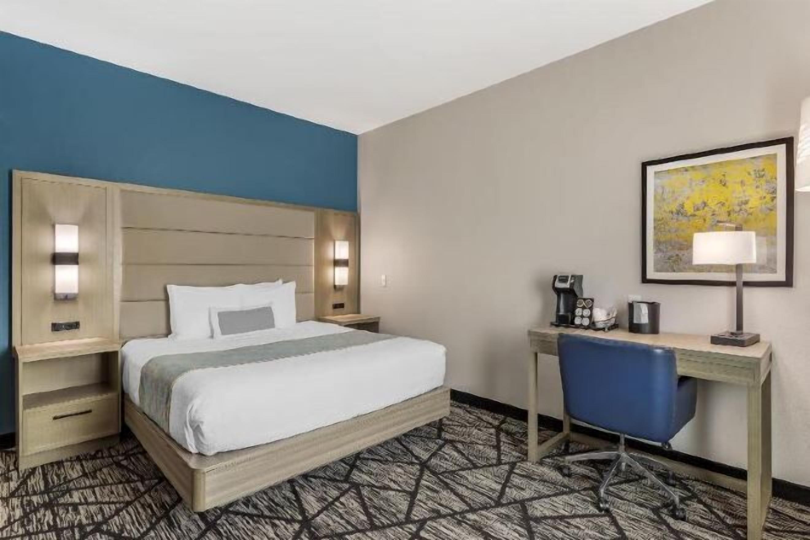 Desk, laptop workspace, iron/ironing board, free WiFi