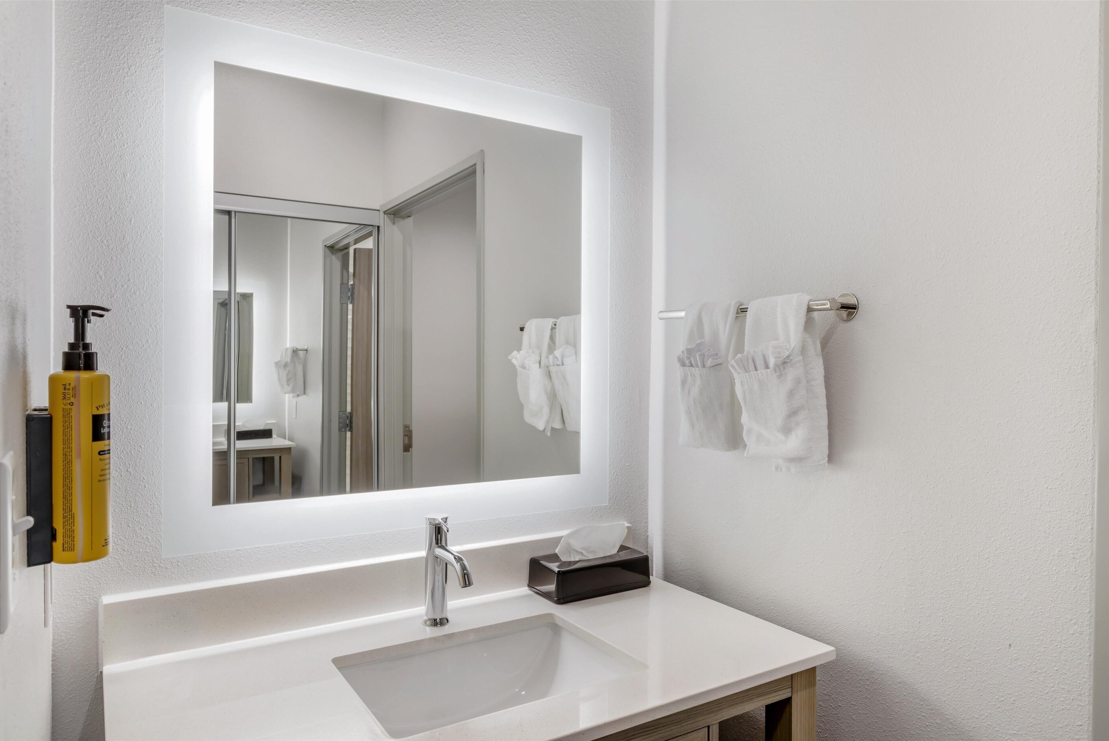 combined shower/bathtub, rainfall showerhead, free toiletries