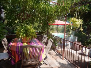 Outdoor dining - Villa with private pool in a 2000m² garden 5 km from the sea (Sérignan)