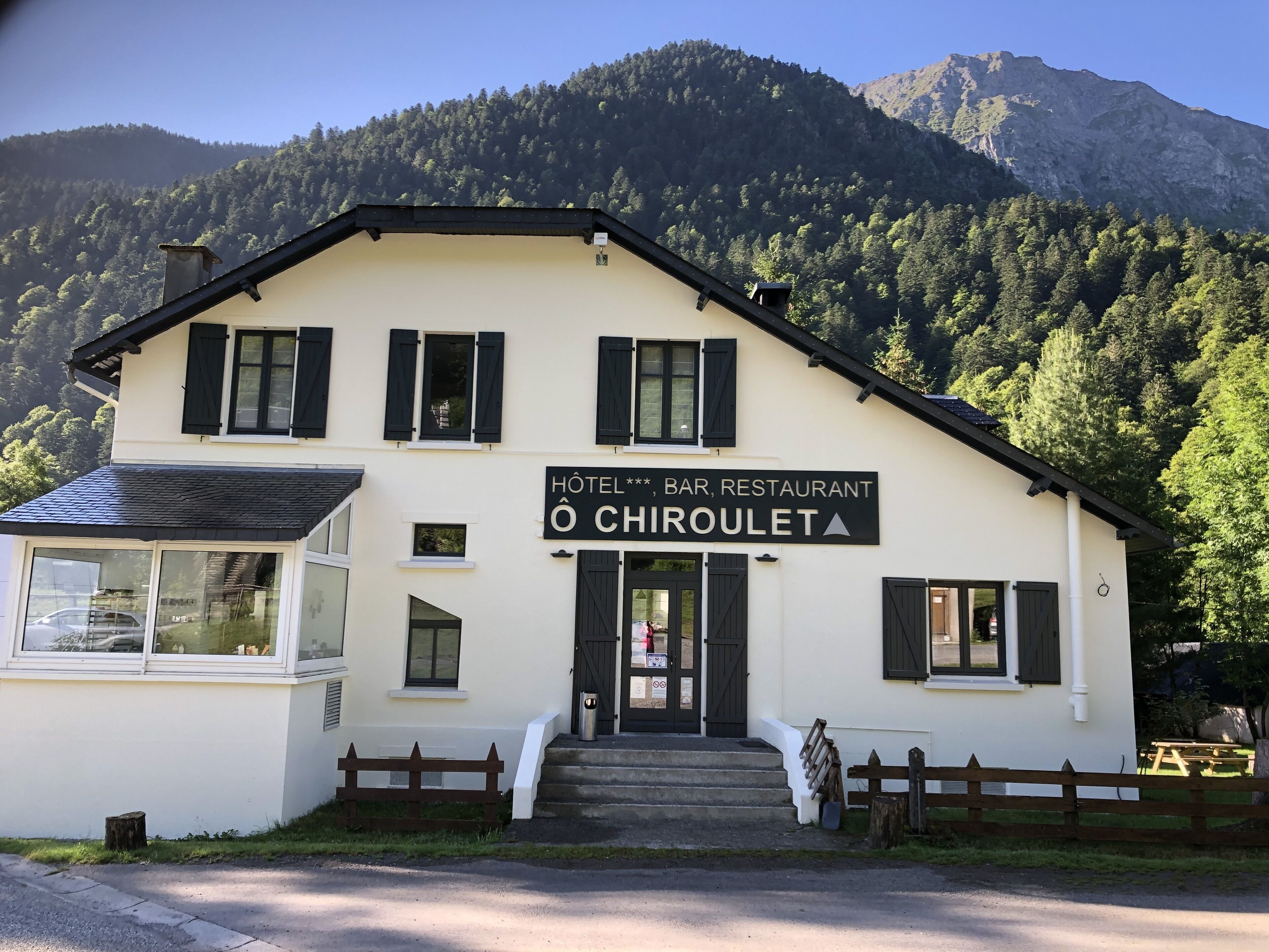 A two-story building with a sign reading "HOTEL BAR RESTAURANT CHIROULET".