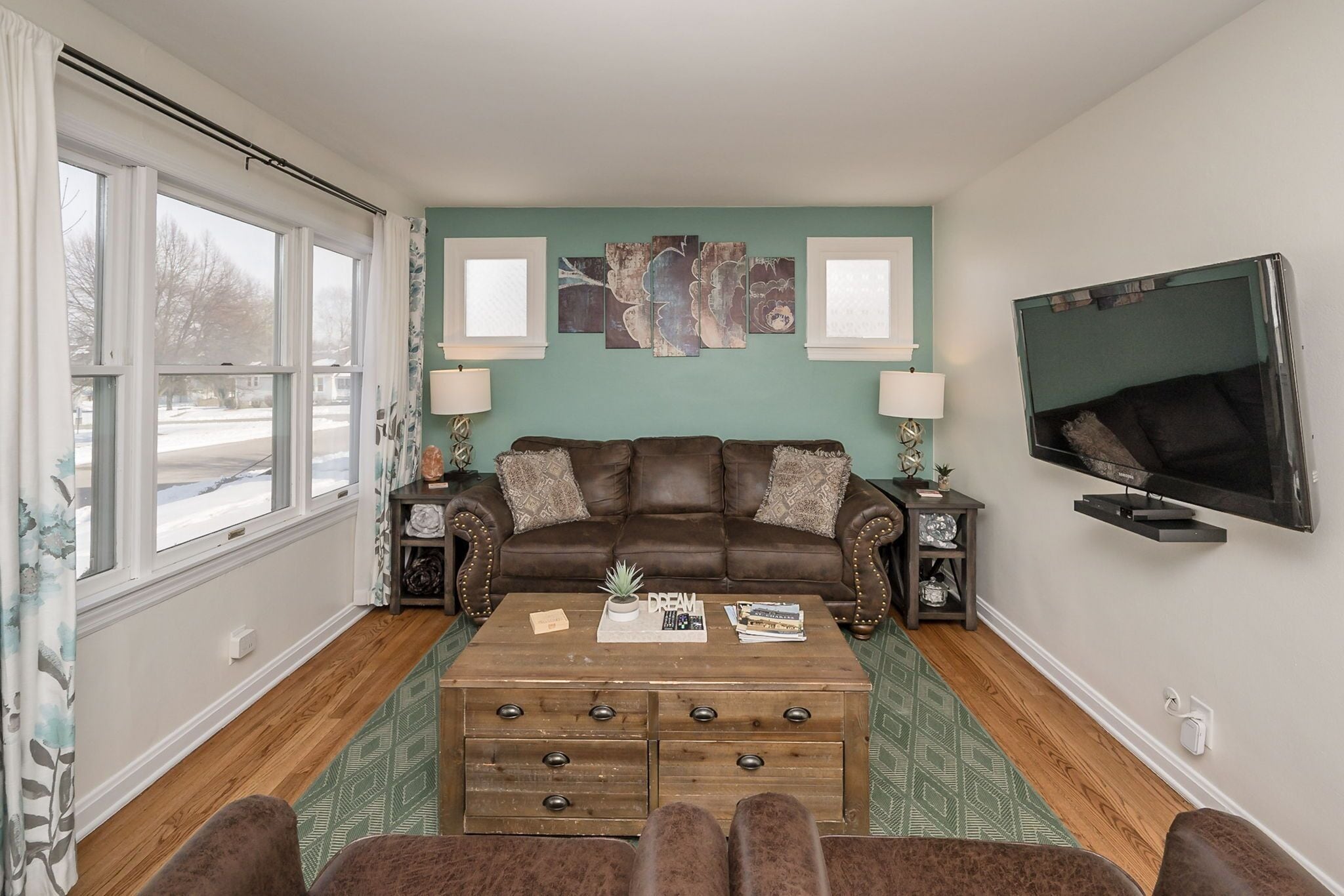 Téléviseur connecté, lecteur de DVD, table de baby-foot